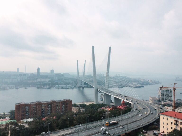 Vista aerea del Ponte d’Oro di Vladivostok sulla baia del Corno d’Oro