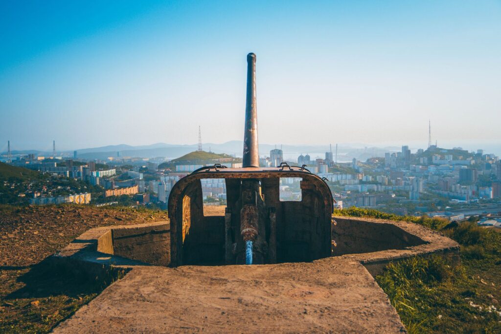 Alte Artilleriebatterie der Festung Wladiwostok mit der Stadt im Hintergrund