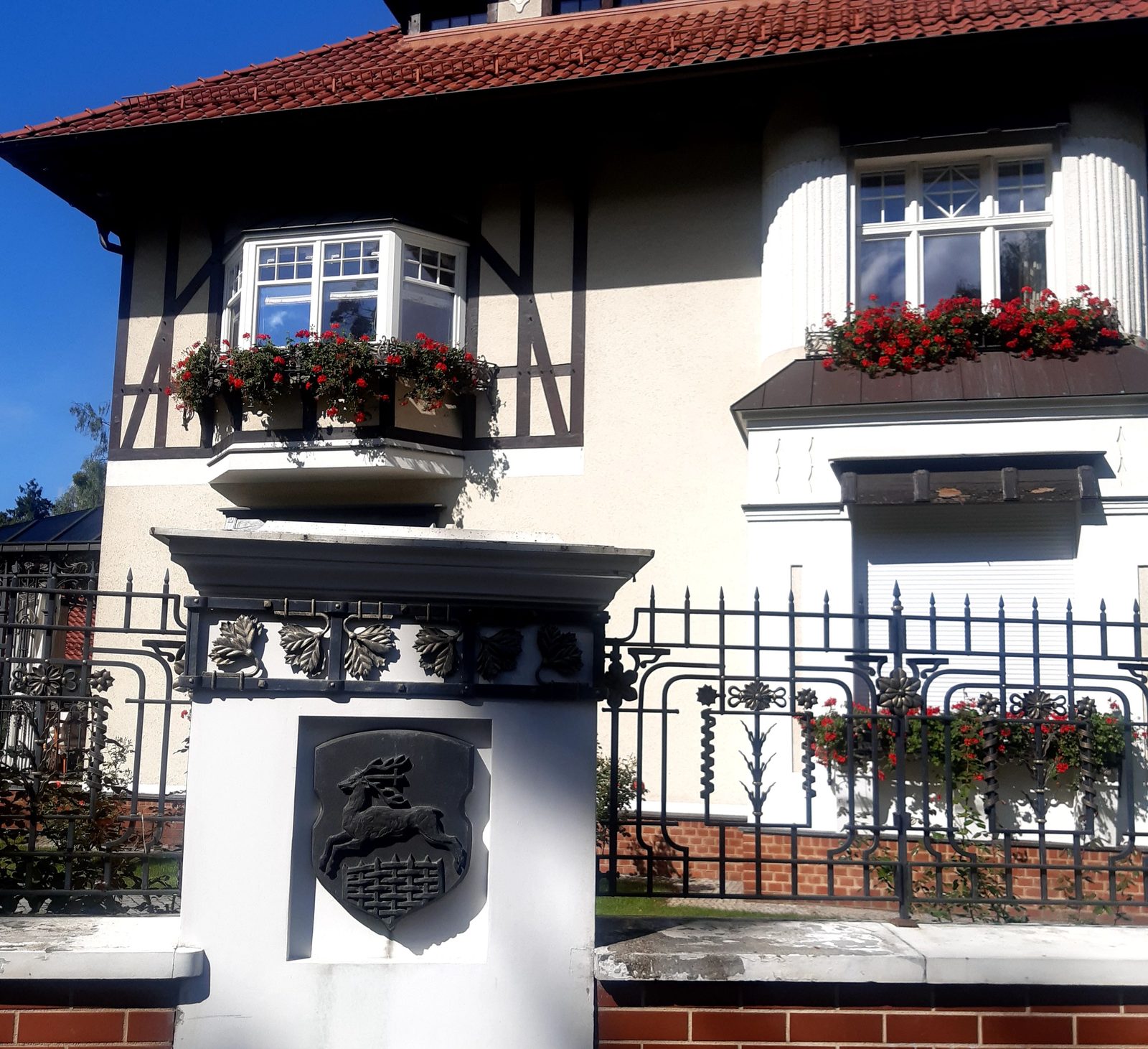 German-style villa with flowers in Kaliningrad's Amalienau district